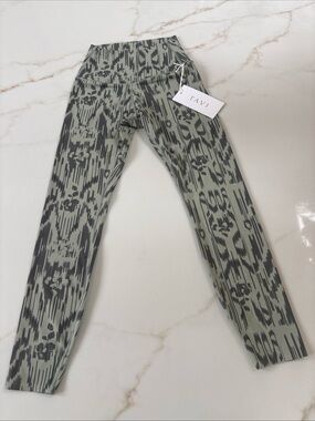 NWT women’s Tavi Sage Green cactus ikat Patterned Leggings small
